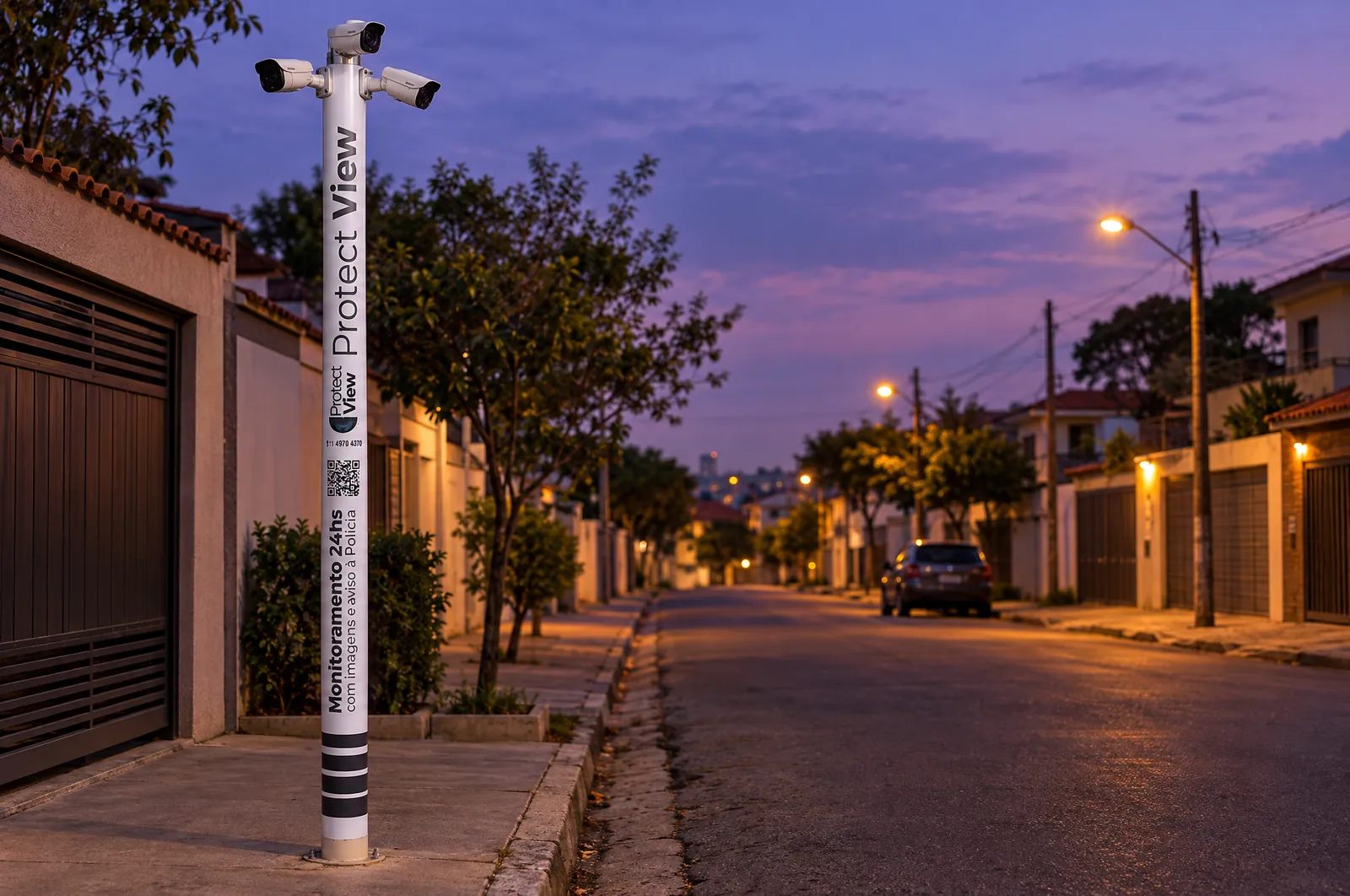 Totem PROTECTVIEW instalado na calçada de uma rua residencial ao anoitecer, com três câmeras no topo. Imagem ilustrativa.